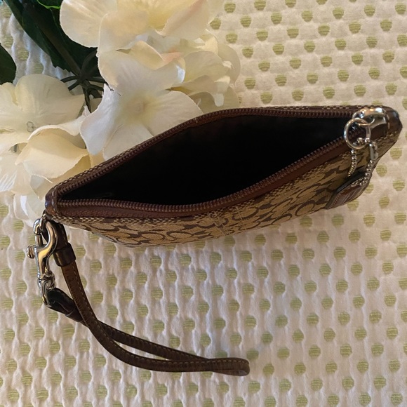 🌿Vintage Coach Wristlet🌿 - Picture 4 of 7